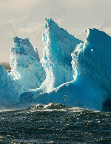 Fotografie einer Eisklippe am Meer